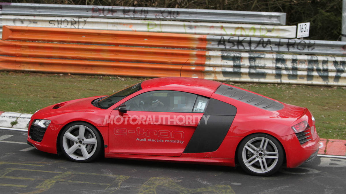 2013 Audi R8 e-tron test mule spy shots