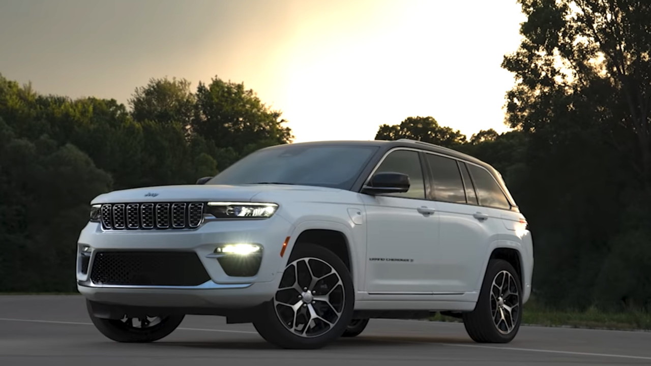 chargingpiont - Jeep reveals 2022 Grand Cherokee plug-in hybrid, teases  future tech for off-road brand