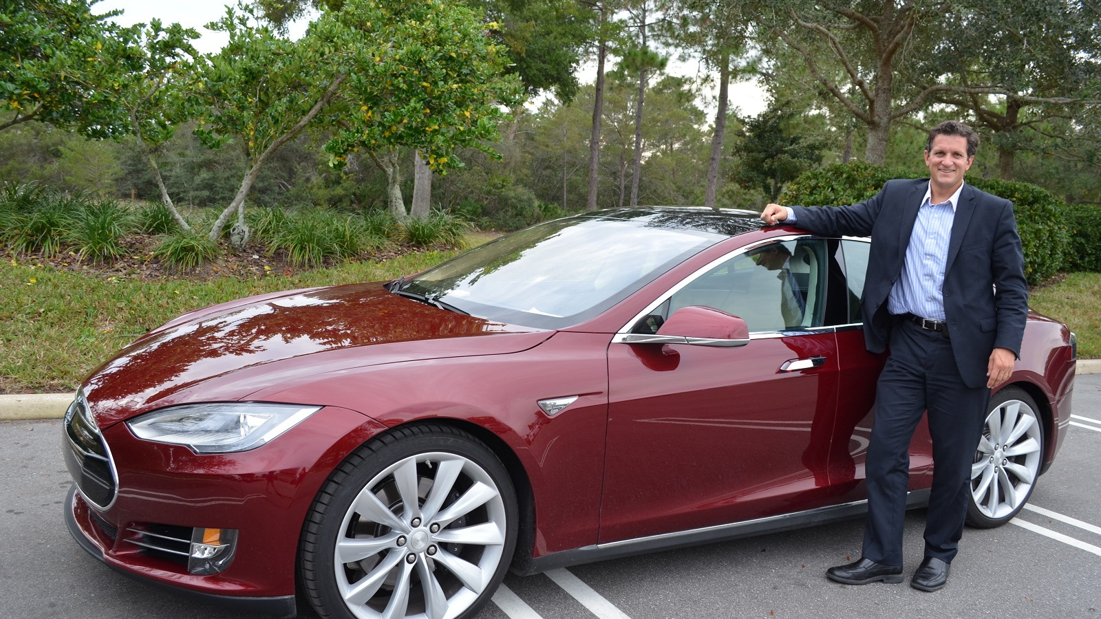 Tesla Model S owner David Metcalf after covering more than 400 miles [photo: Gene Kruckemyer]