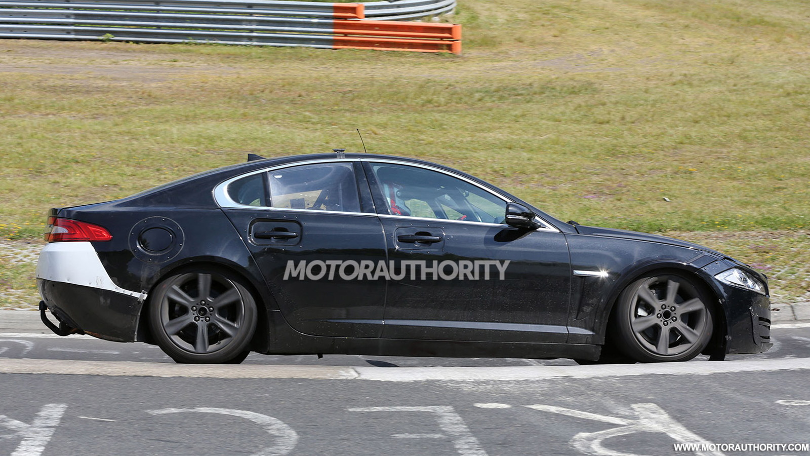 2016 Jaguar XS test mule spy shots