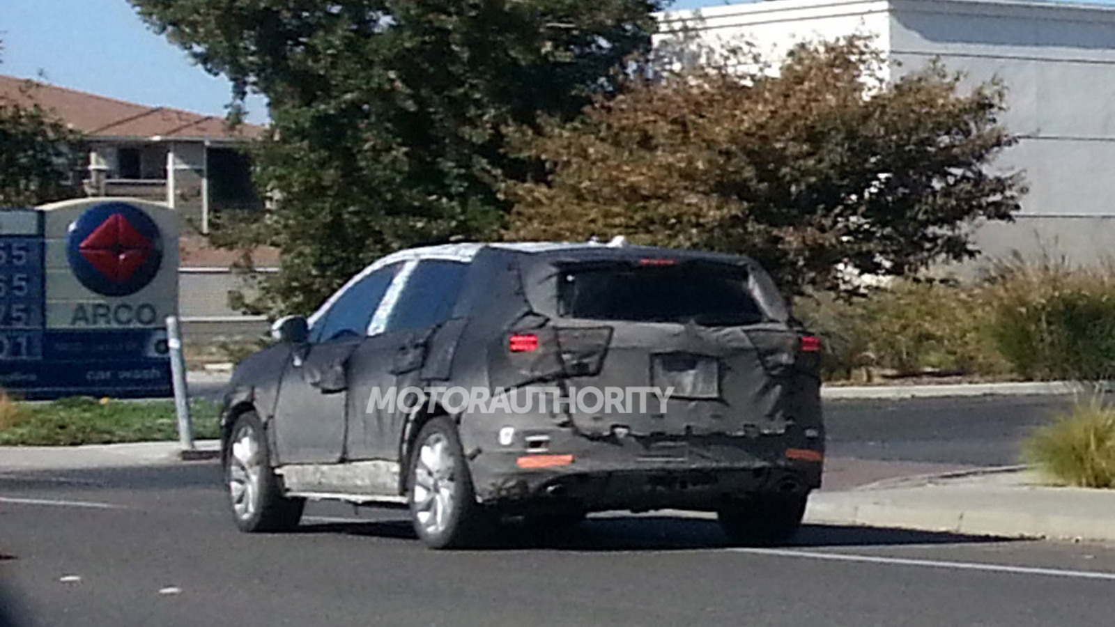 2015 small Buick crossover spy shots - Image via Justin Wages