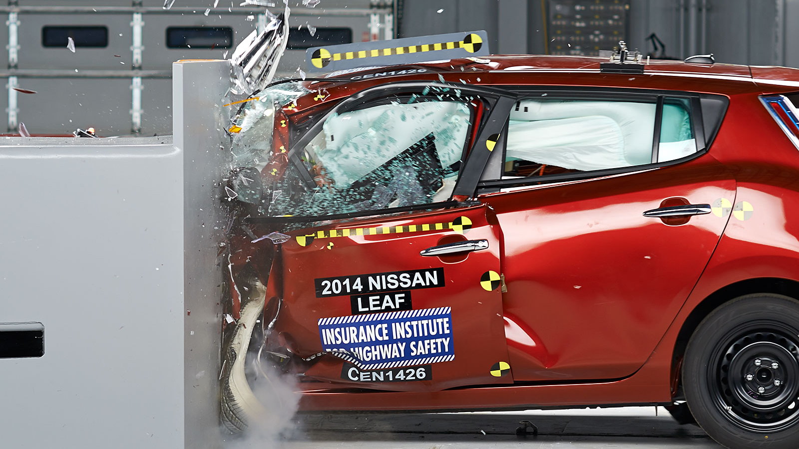 2014 Nissan Leaf - IIHS small front overlap crash test