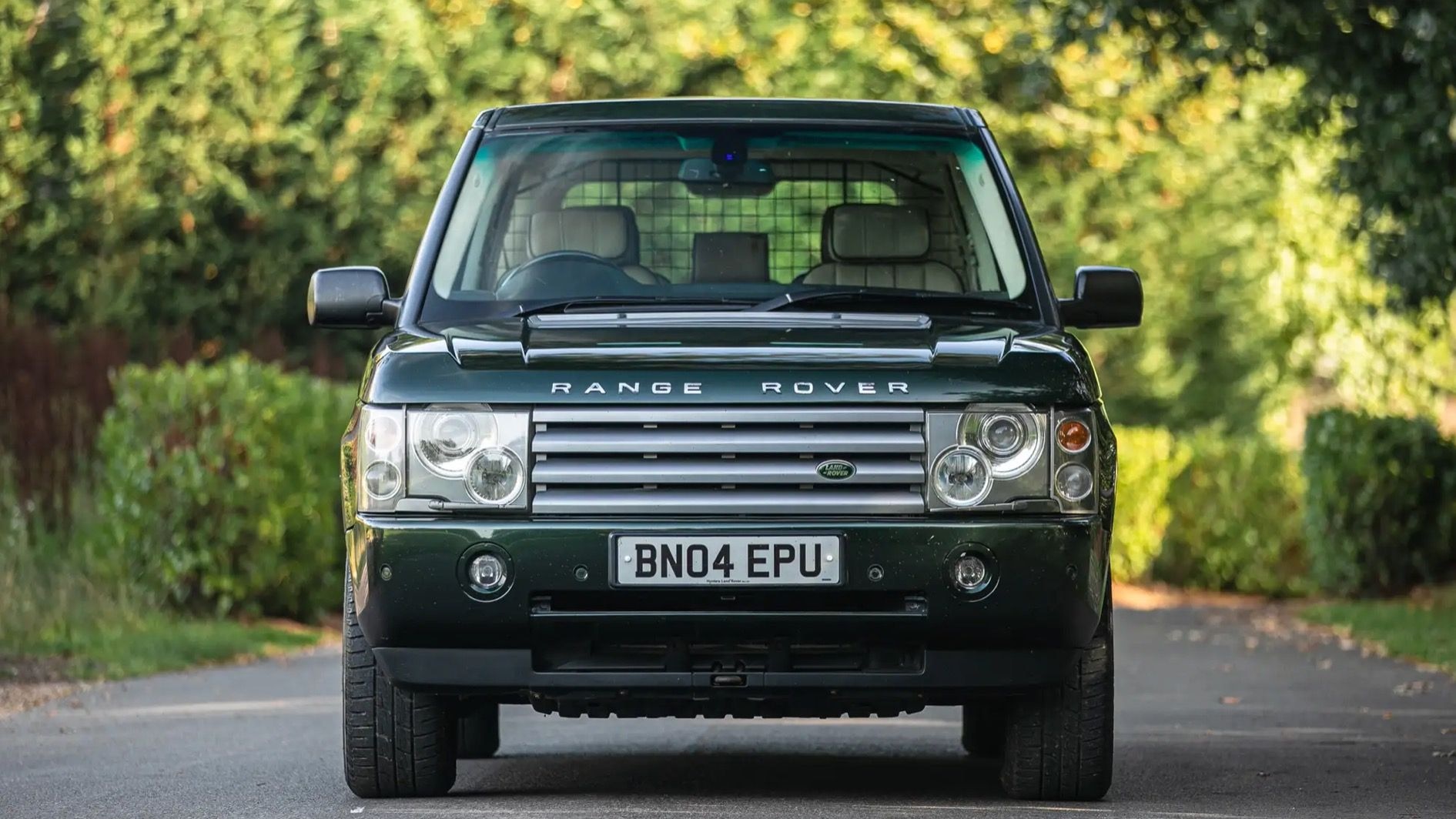 2004 Land Rover Range Rover formerly owned by Queen Elizabeth II (photo via Iconic Auctioneers)