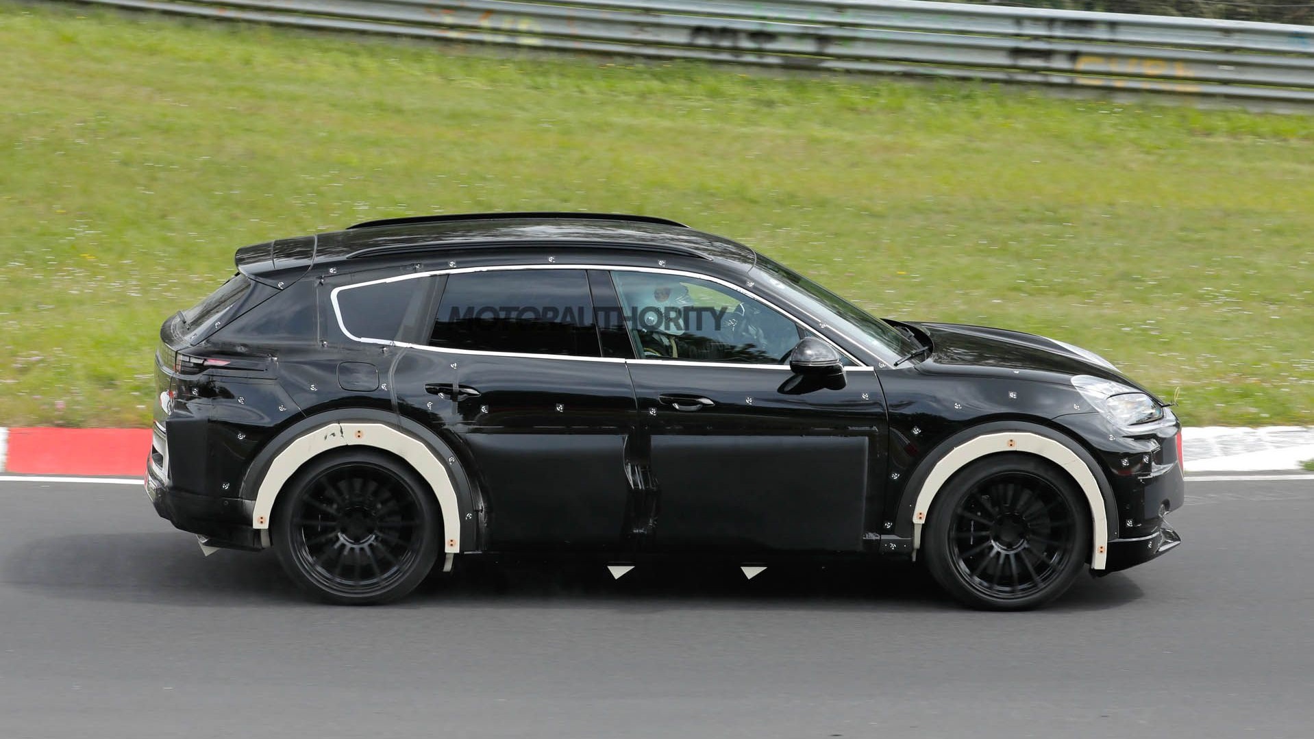 2027 Porsche Cayenne EV spy shots - Photo credit: Baldauf