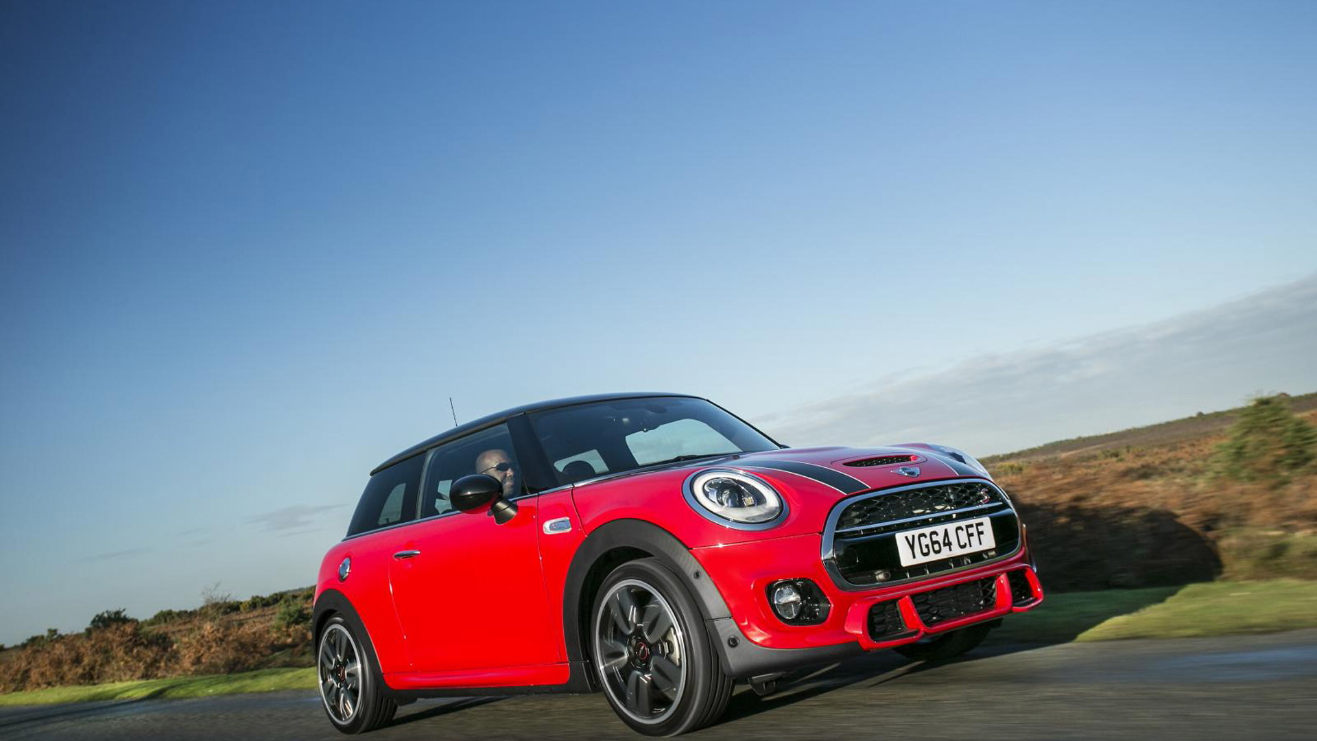 2015 MINI Cooper S Hardtop equipped with new Sport Pack (European-spec)