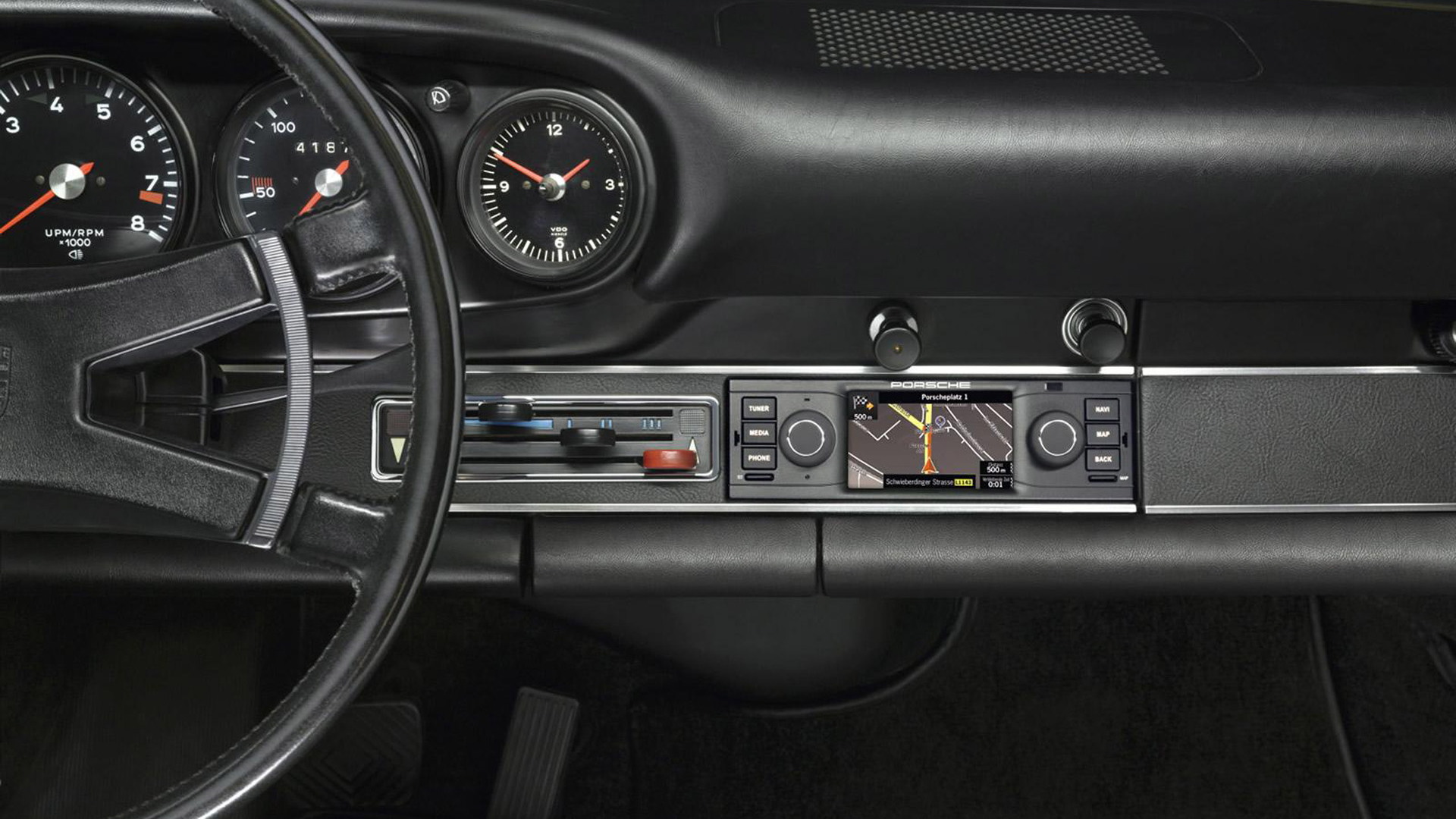 Retrofit GPS and radio unit for classic Porsche 911s