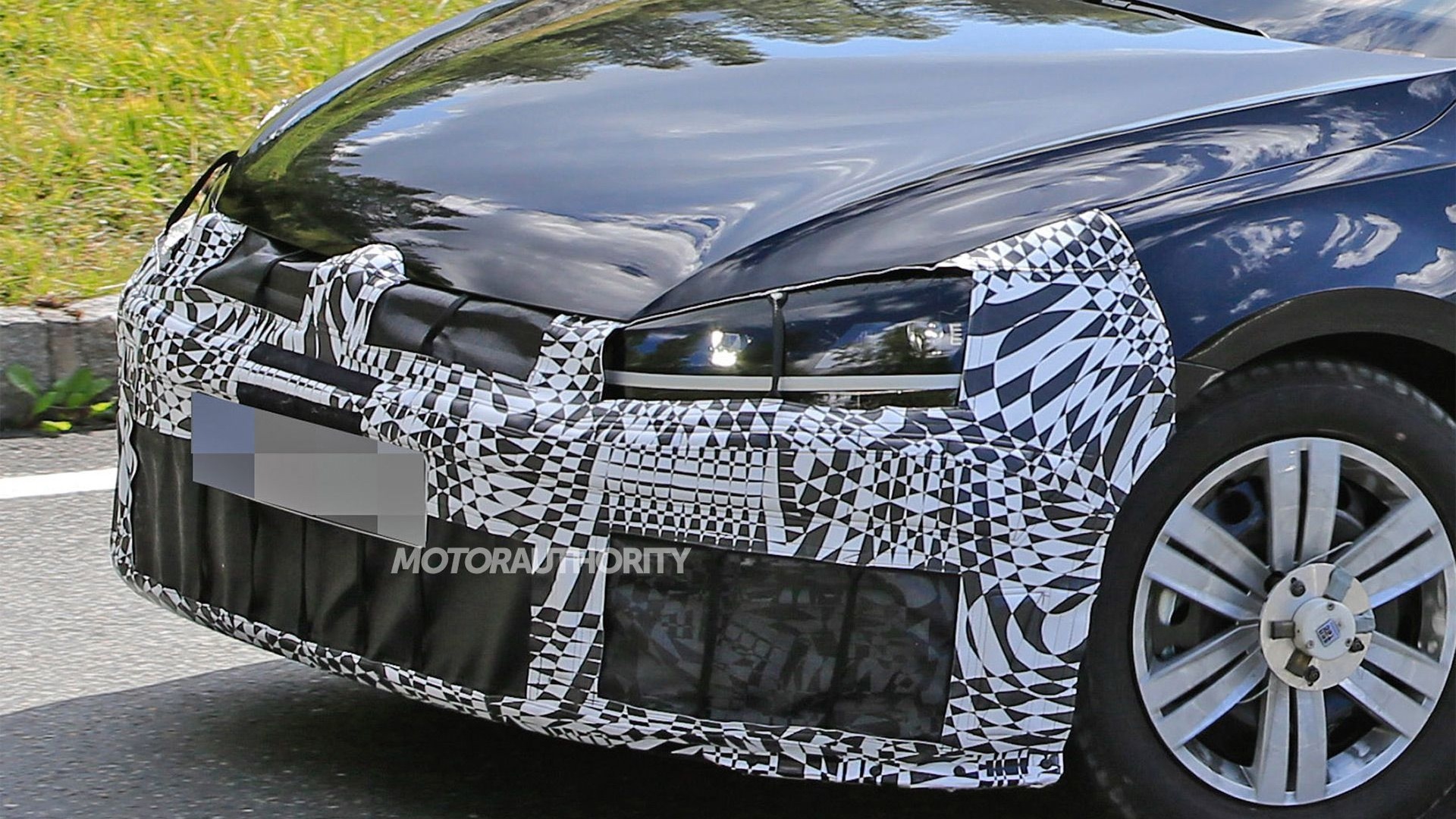 2018 Volkswagen Golf R Variant spy shots - Image via S. Baldauf/SB-Medien