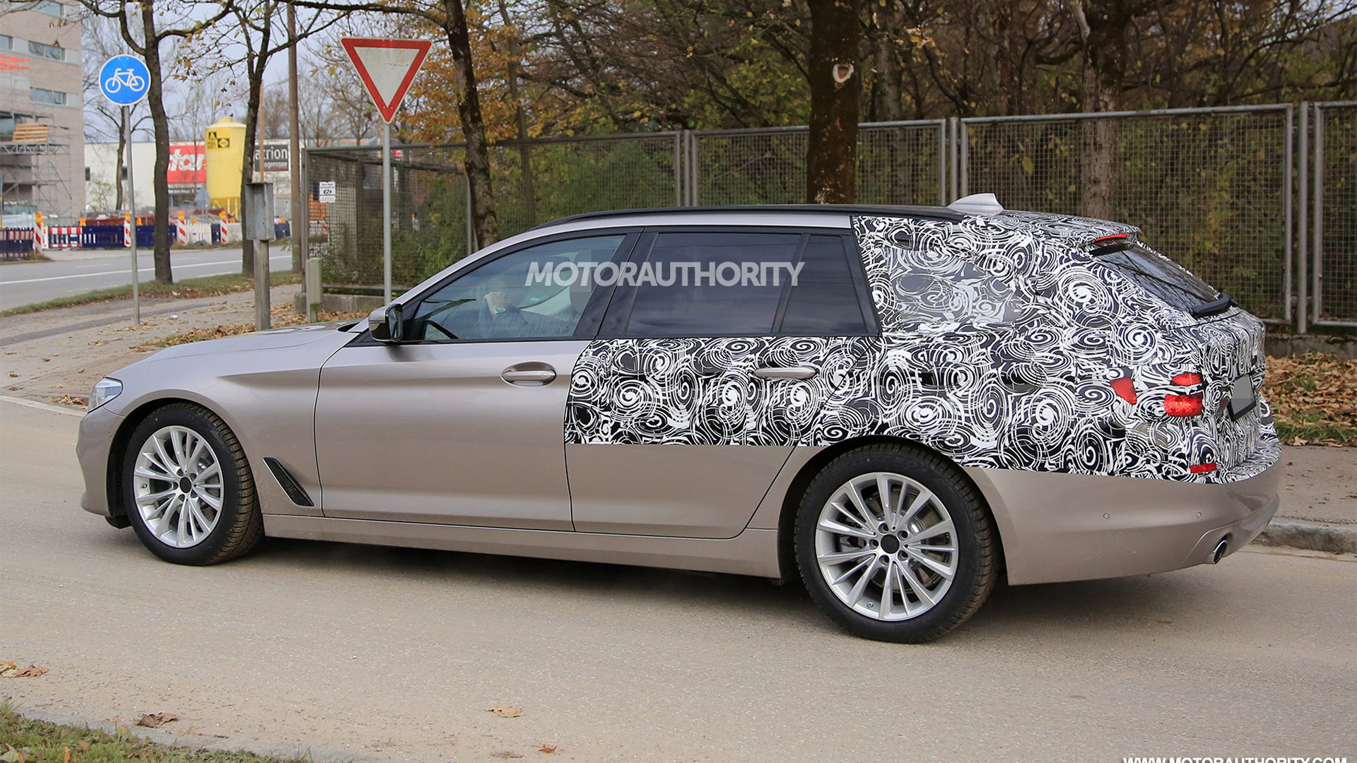 2017 BMW 5-Series Sports Wagon (Touring) spy shots - Image via S. Baldauf/SB-Medien
