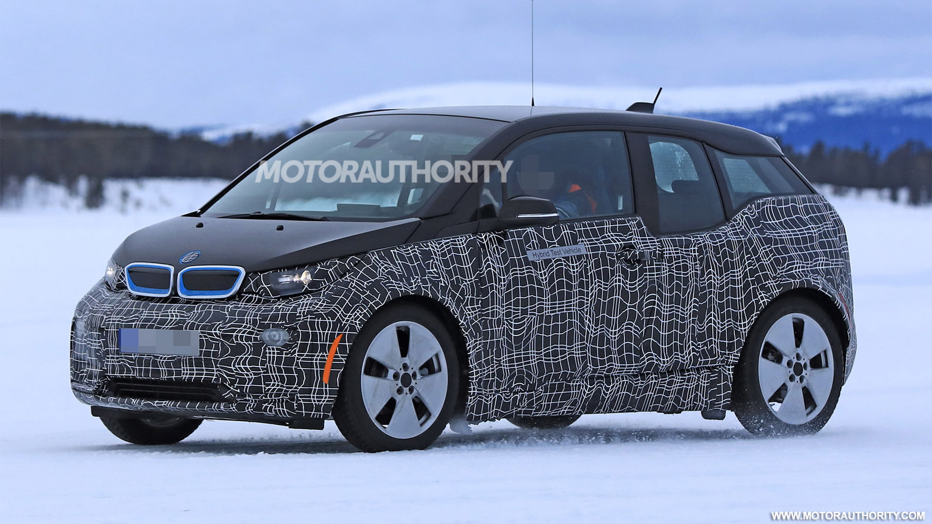 2018 BMW i3 facelift spy shots - Image via S. Baldauf/SB-Medien