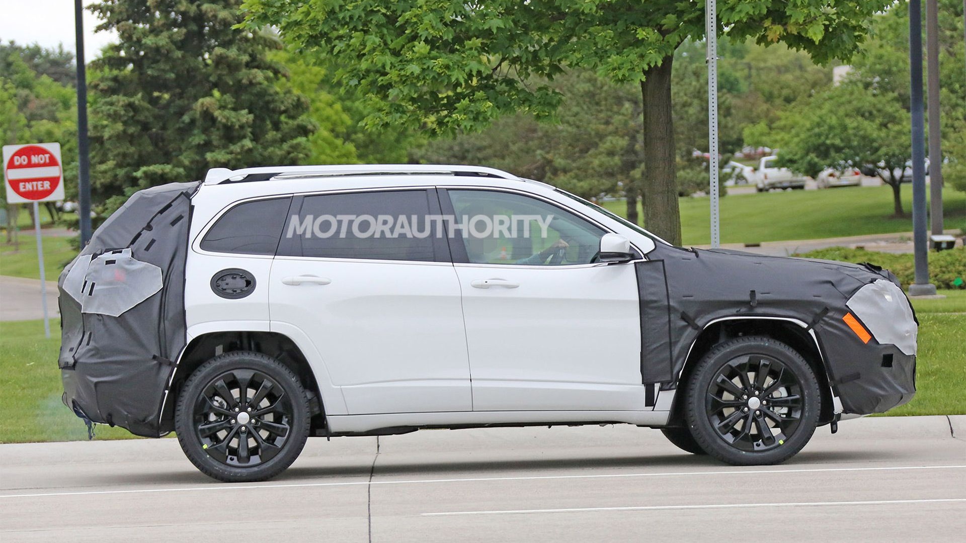 2018 Jeep Cherokee facelift spy shots - Image via S. Baldauf/SB-Medien