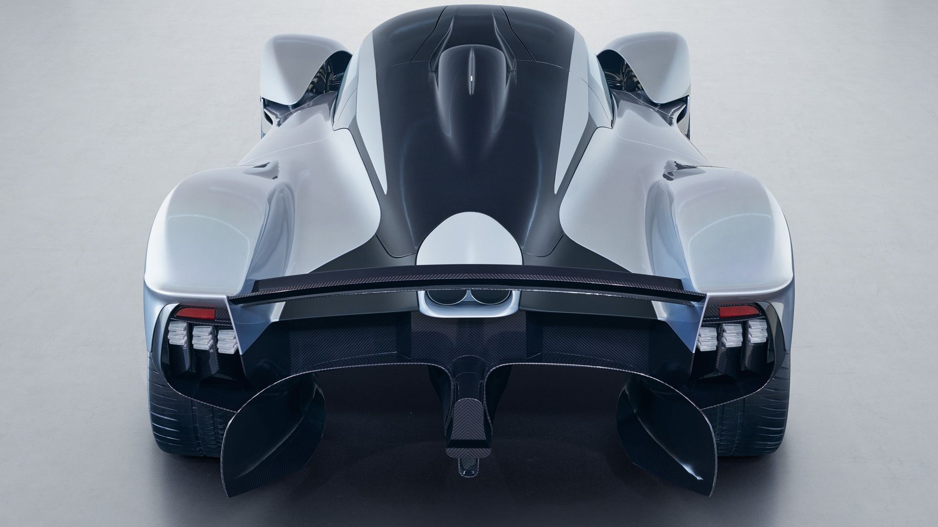 Une Aston Martin Valkyrie avec une carosserie 100% fibre de carbone