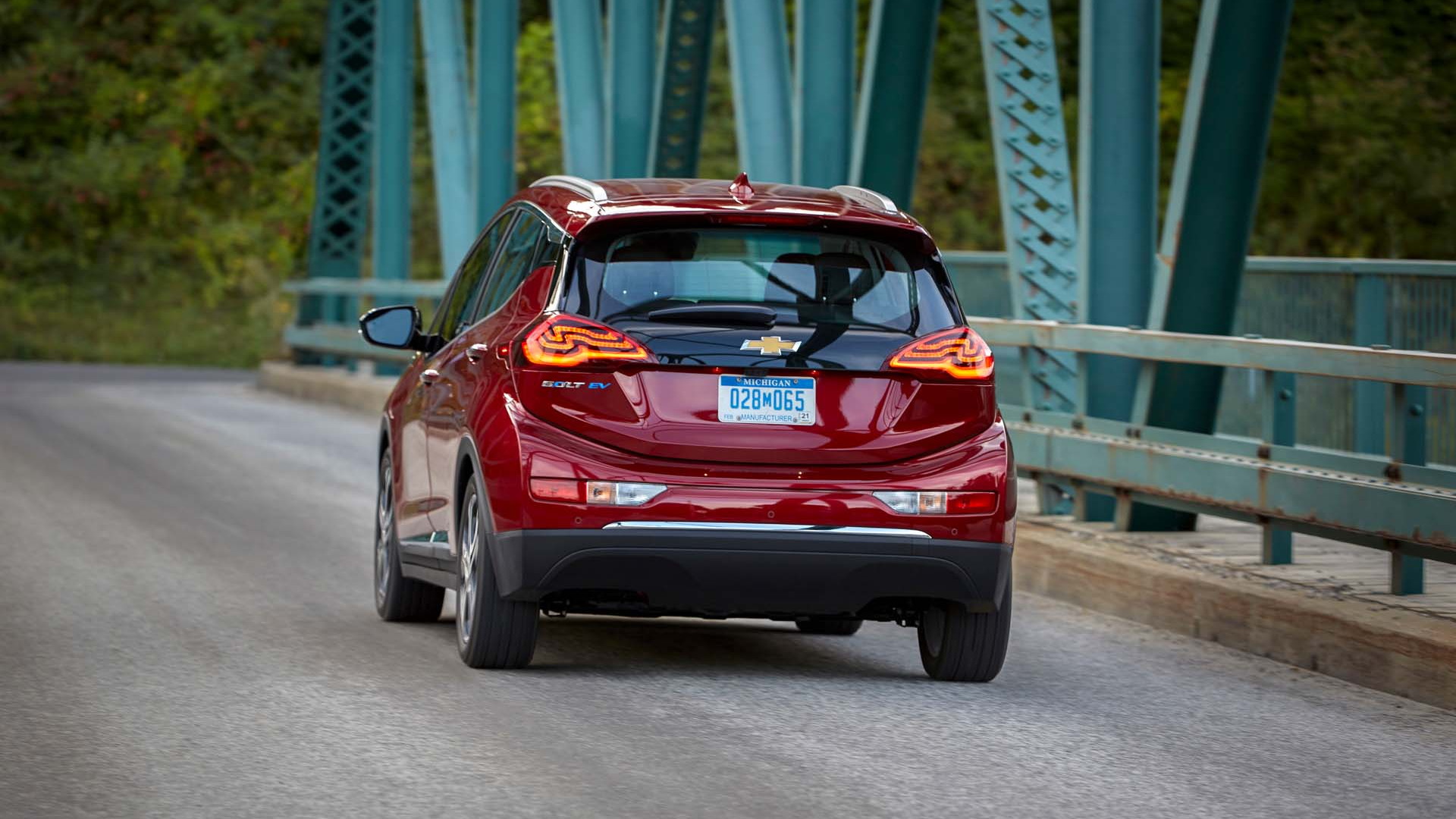 fire concern prompts 2017 2019 chevy bolt ev recall owners asked to charge to 90 for now