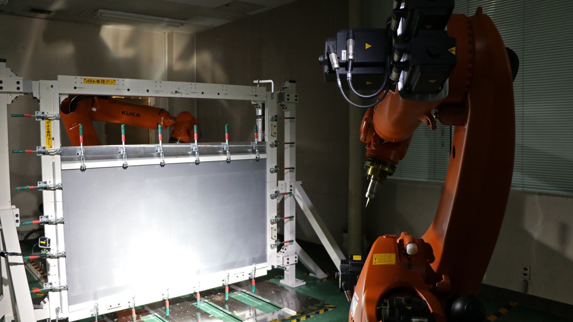 Nissan develops dual-sided dieless forming technique