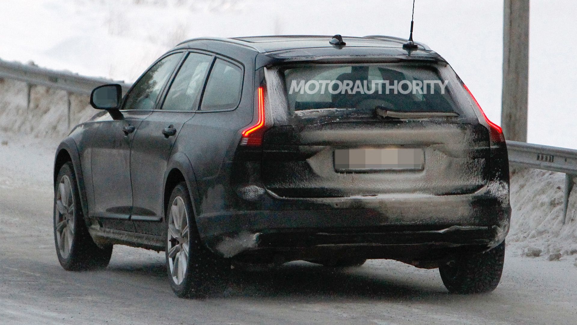 2021 Volvo V90 Cross Country facelift spy shots - Photo credit: S. Baldauf/SB-Medien