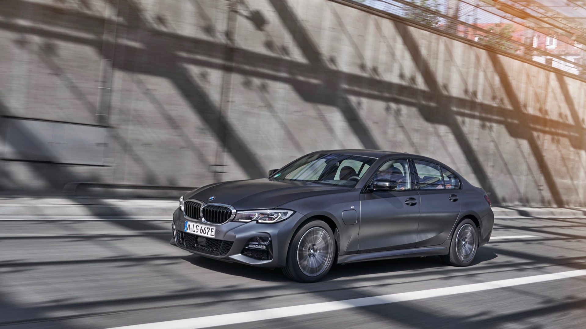 2021 BMW 3-Series plug-in hybrid gets more electric range ...