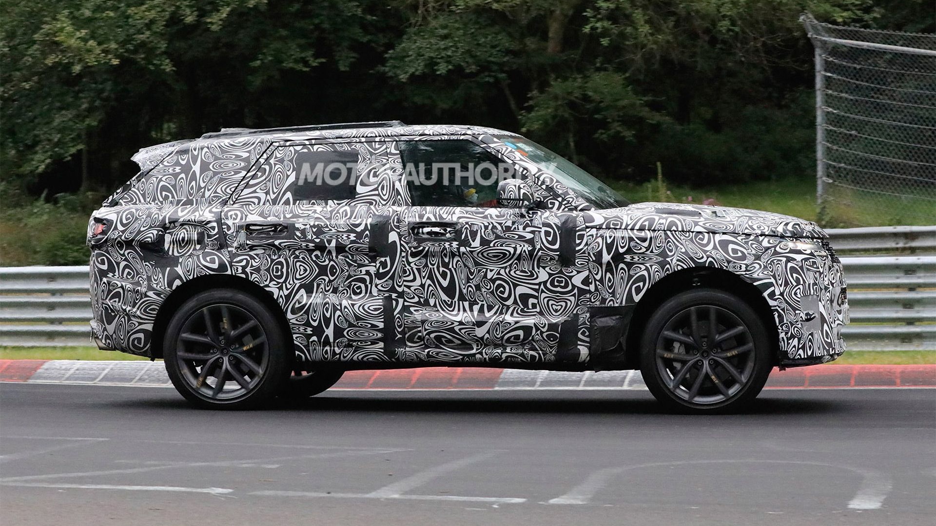 2024 Range Rover Sport SV spy shots - Photo credit: Baldauf
