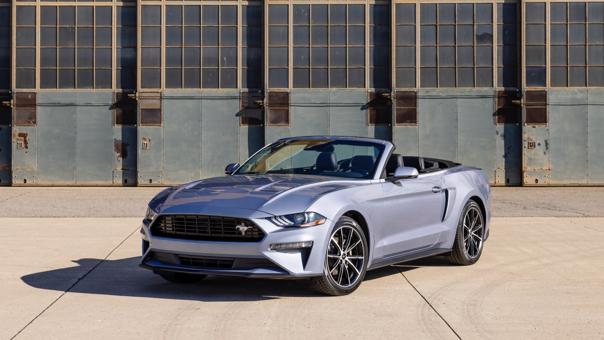 Listen to the sound of the 2024 Ford Mustang GT's V8 with a manual