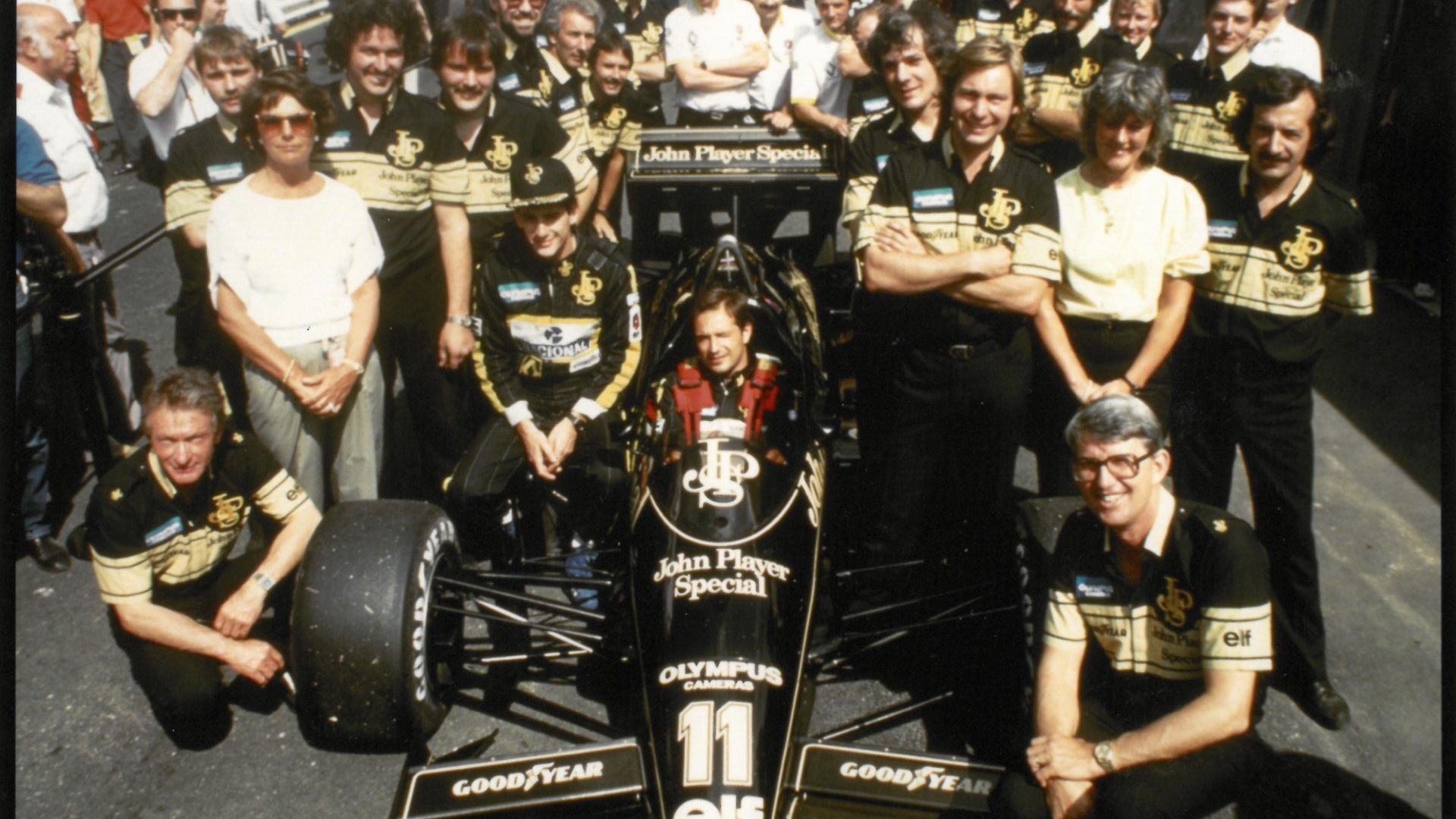 Hazel Chapman with Team Lotus in 1985 (photo by The Colin Chapman Foundation)