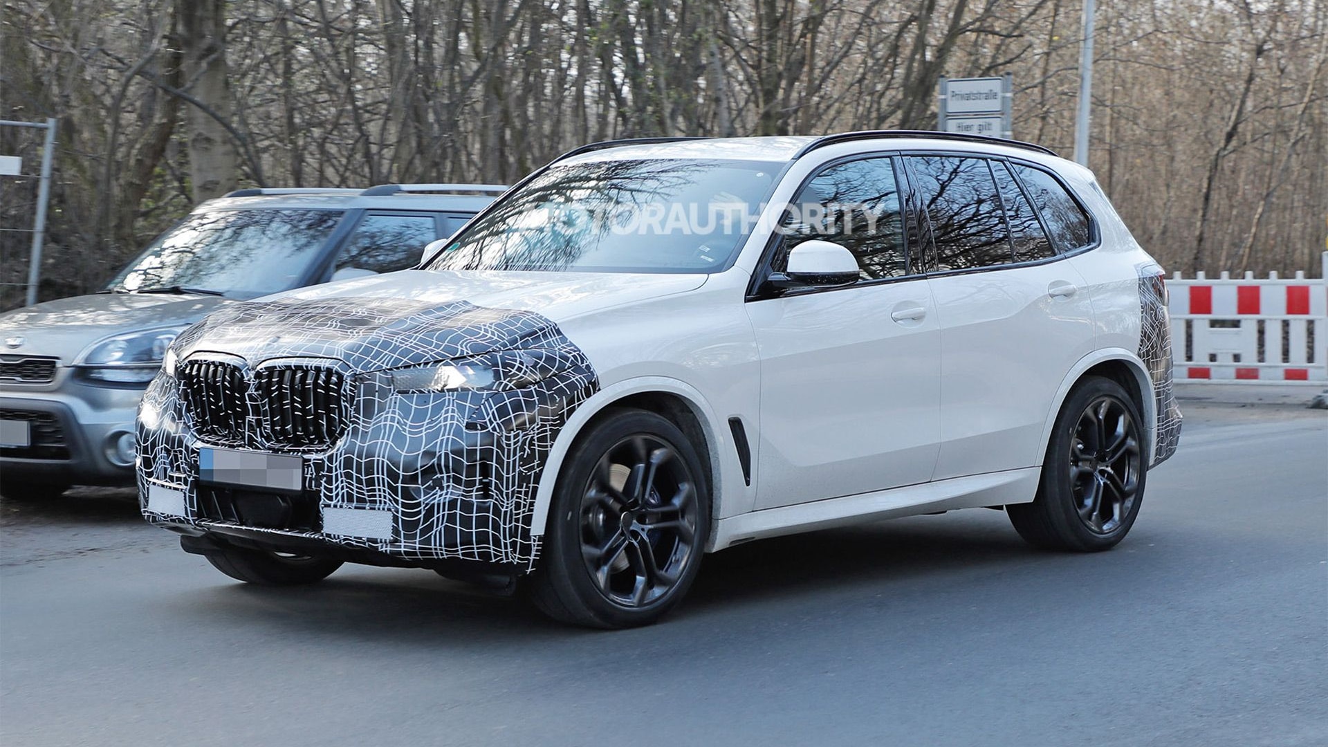 2023 BMW X5 facelift spy shots - Photo credit: S. Baldauf/SB-Medien