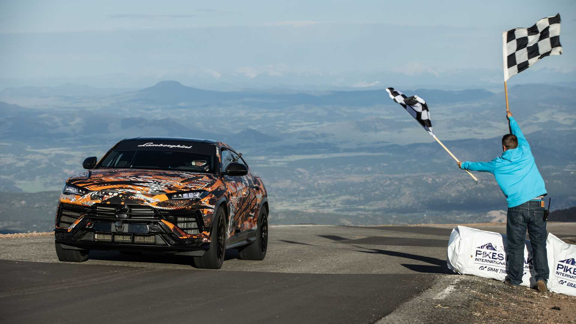 Updated Lamborghini Urus climbs Pikes Peak