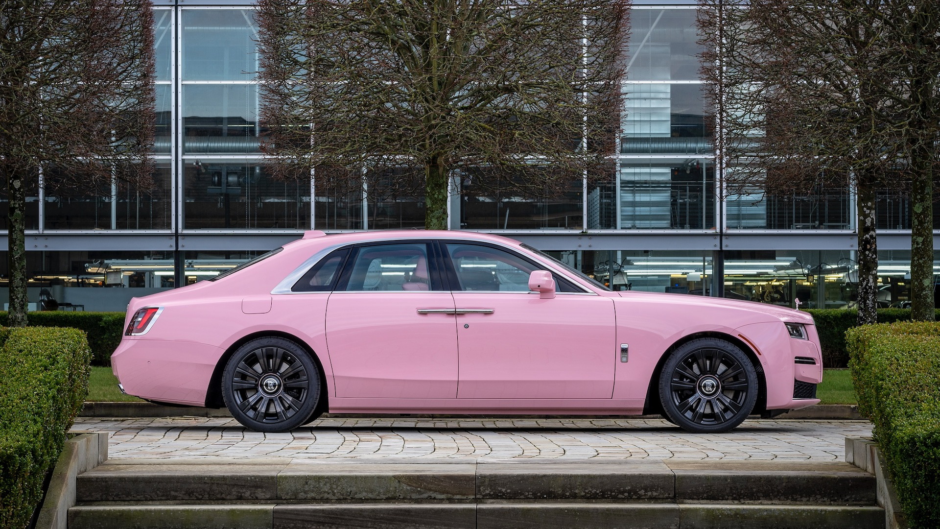 Rolls-Royce Ghost in Champagne Rose