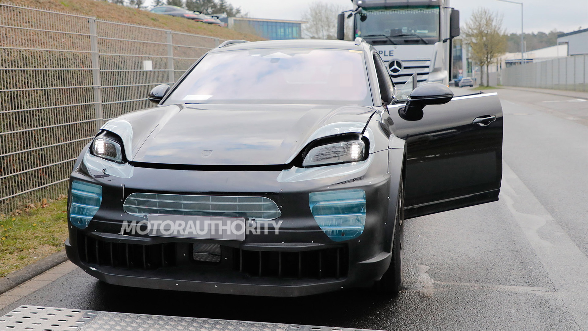 2027 Porsche Cayenne EV test mule spy shots - Photo credit: Baldauf