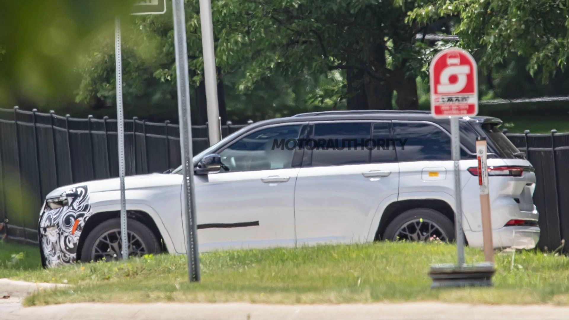 Jeep Grand Cherokee spy shots