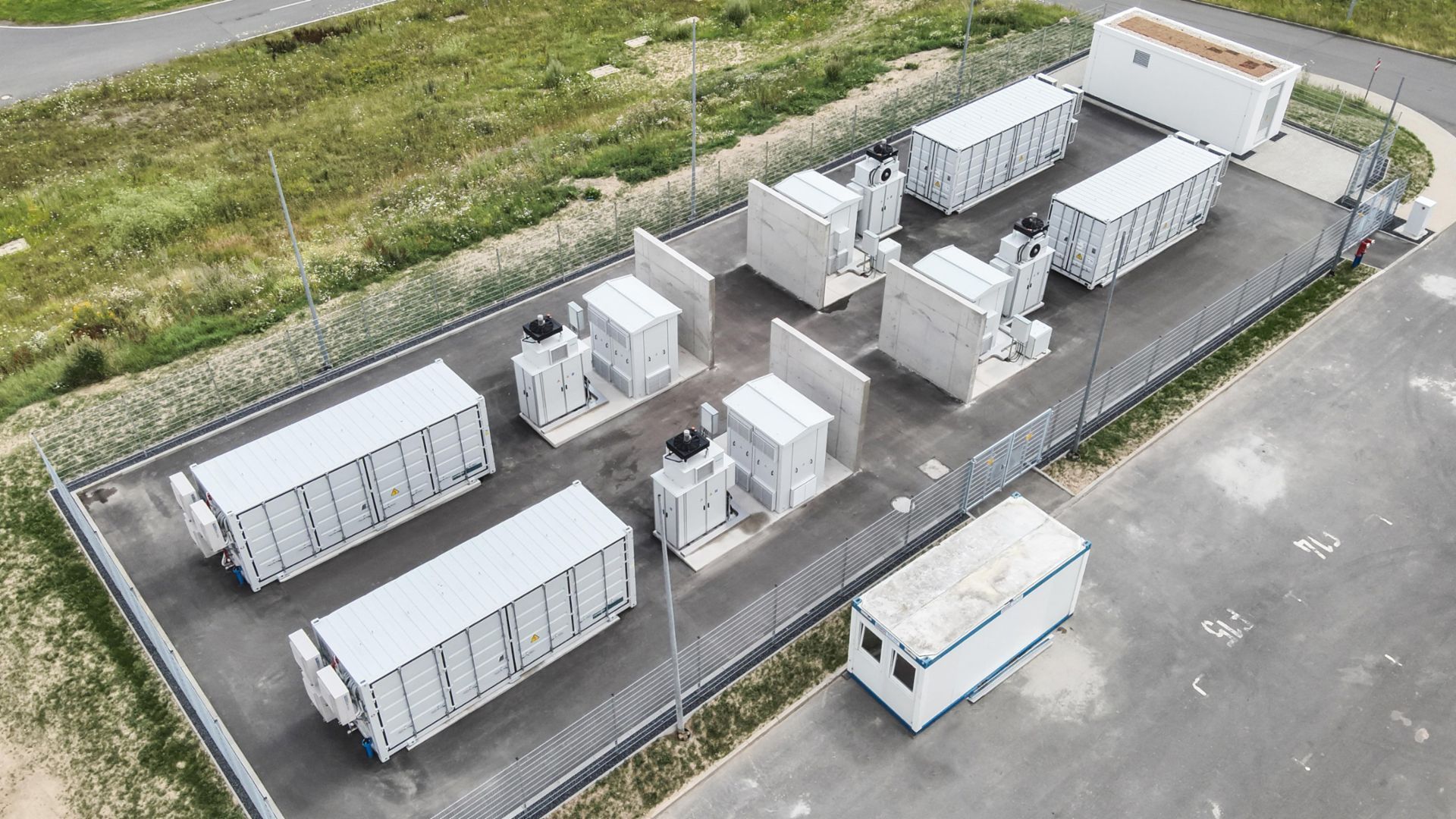 Energy storage system utilizing Porsche Taycan battery modules