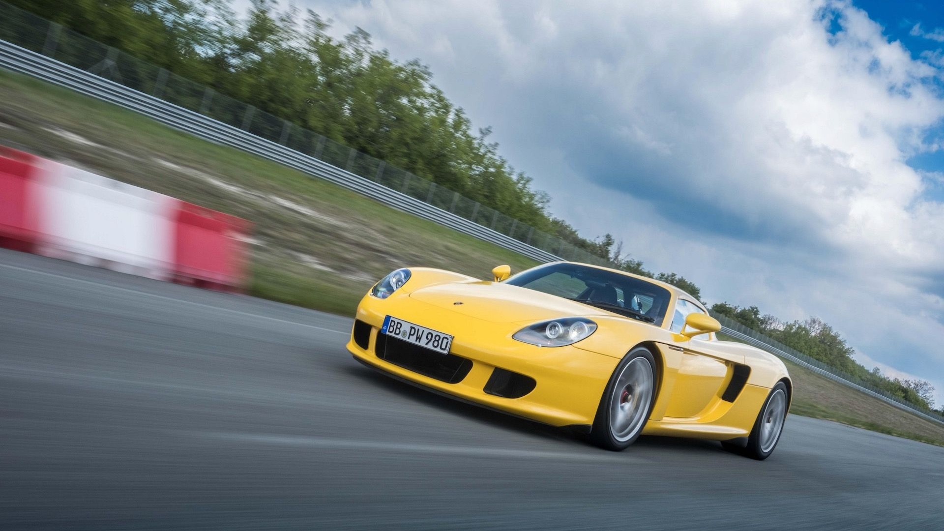 Porsche Carrera GT gets new Michelin tires