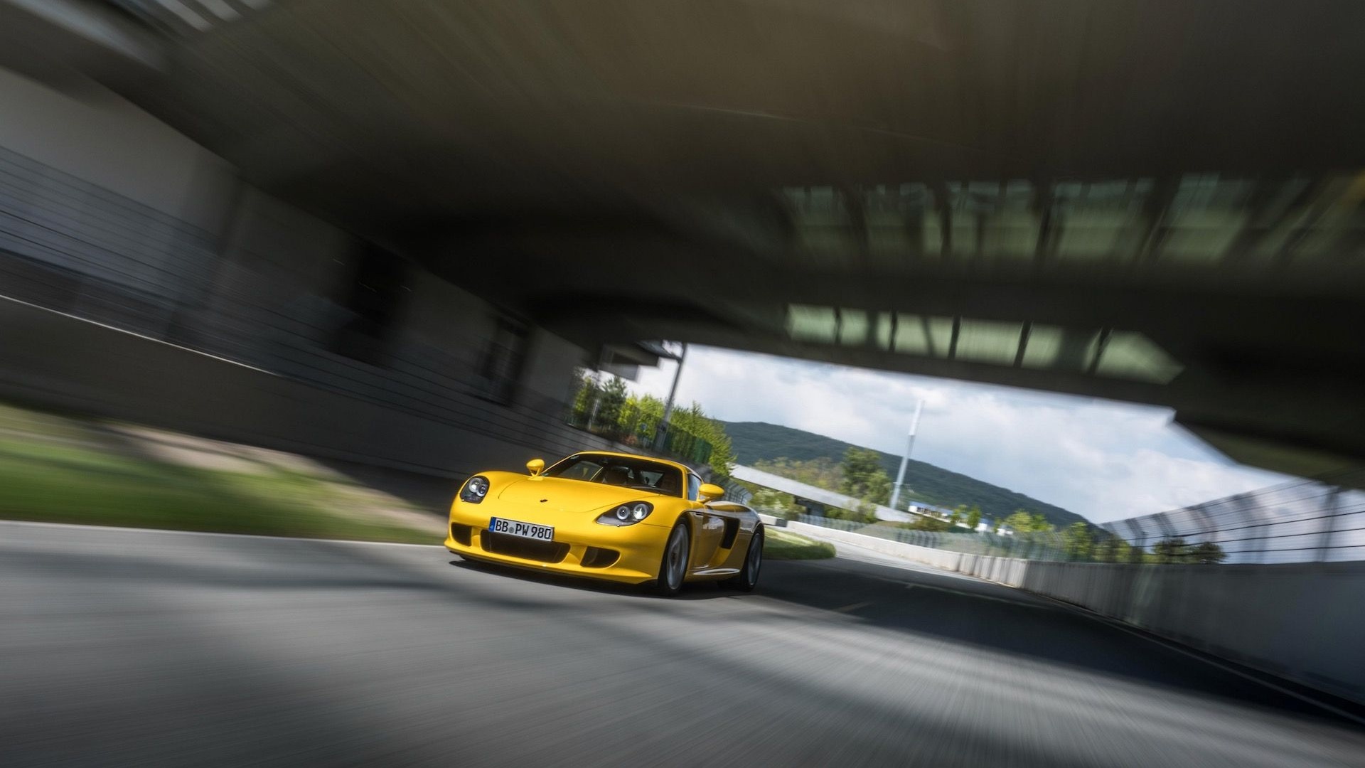 Porsche Carrera GT gets new Michelin tires