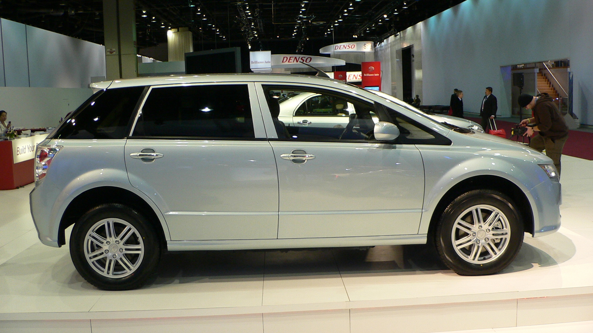 2012 byd e6 electric crossover to cost 200 mile range