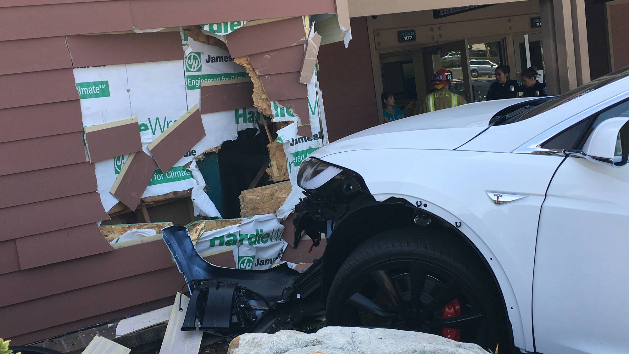 2016 Tesla Model X P90D after crash while owner was parking  [photo: owner 'Puzant']