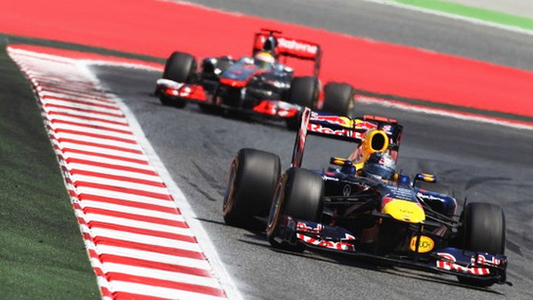Vettel barely ahead of Hamilon at 2011 Spanish Grand Prix