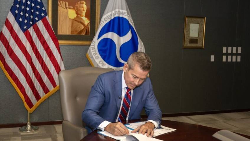 Sean Duffy signs first memorandum as U.S. Secretary of Transportation