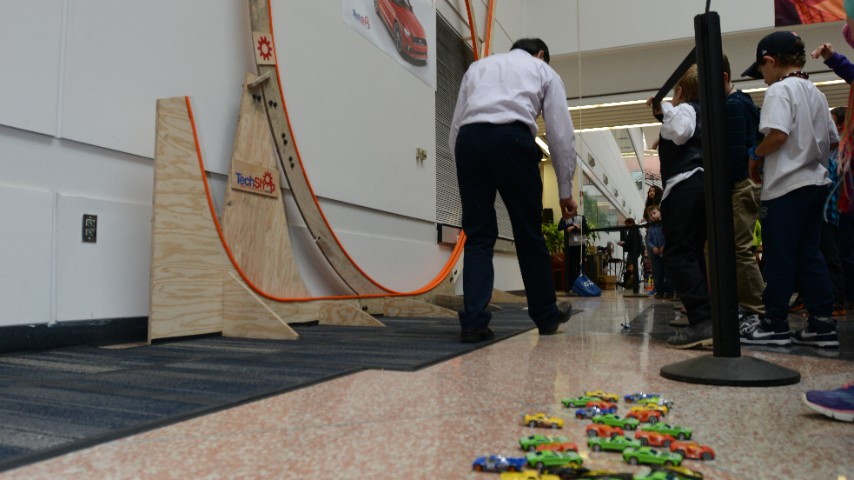 Ford Engineer & Family Set New Hot Wheels Loop Record