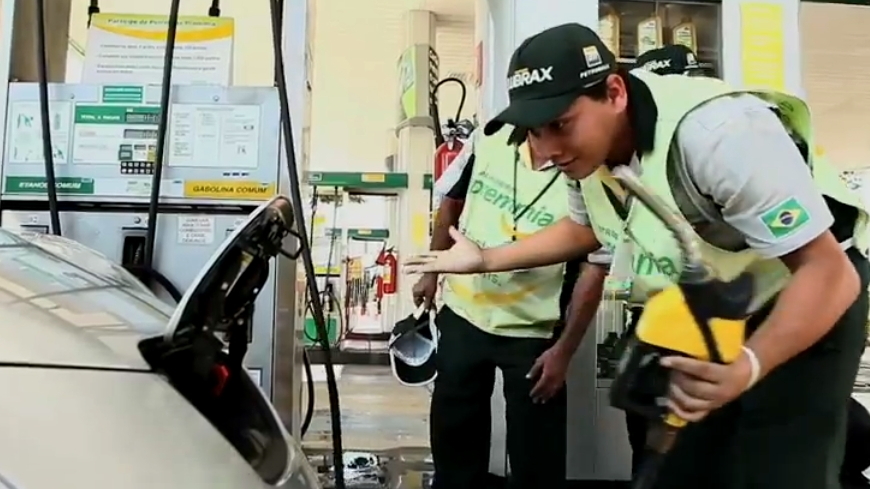 Nissan Leaf confuses gas station staff