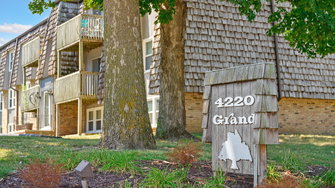 The 4220 Grand Apartments - Des Moines, IA
