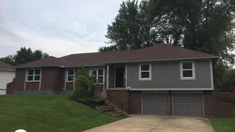 9821 Overhill Rd - Kansas City, MO